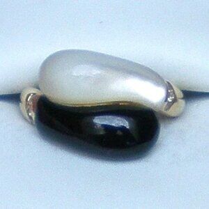Vintage Designer 14K Gold Black Onyx White Mother of Pearl Diamond Bypass Ring